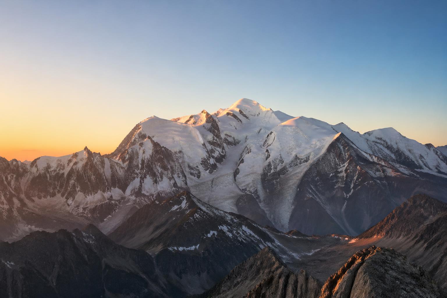 DĂ©couverte surprenante : Le Mont Blanc nâest pas le plus haut sommet dâEurope 3 dĂ©couvrez pourquoi le mont blanc n'est plus considĂ©rĂ© comme le plus haut sommet d'europe et explorez cette rĂ©vĂ©lation surprenante qui bouleverse les idĂ©es reçues.