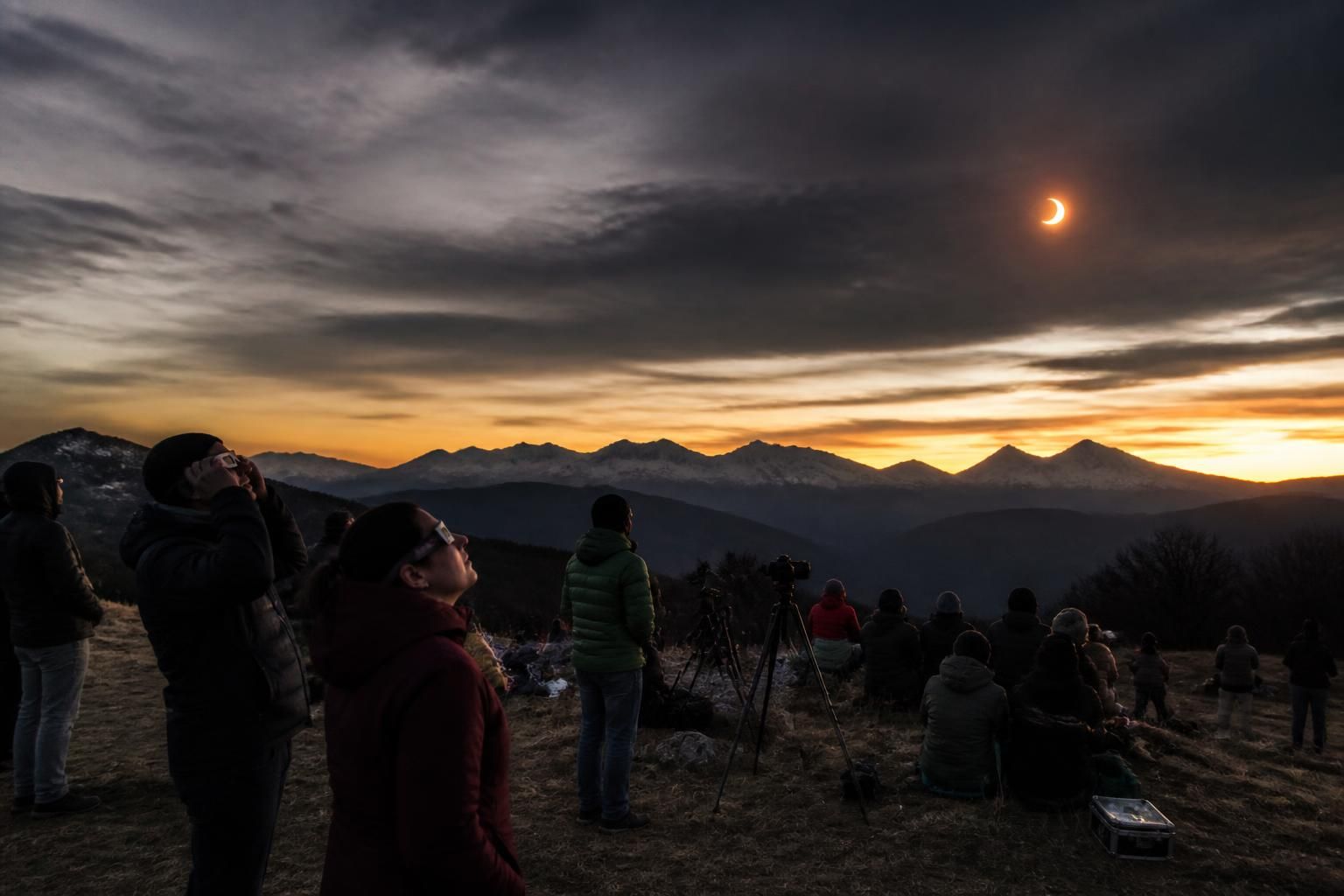 Ăclipse, pluie d'Ă©toiles filantes et alignement des planĂštes : prĂ©parez-vous pour la nuit d'observation cĂ©leste la plus spectaculaire de l'annĂ©e 3 dĂ©couvrez la nuit la plus spectaculaire de l'annĂ©e avec une Ă©clipse, une pluie d'Ă©toiles filantes et un alignement exceptionnel des planĂštes. prĂ©parez-vous Ă observer un spectacle cĂ©leste unique et inoubliable.
