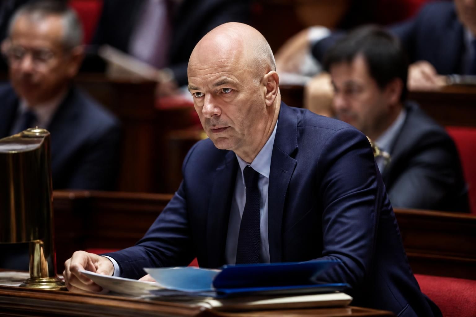 roland lescure propose de relancer l'idée d'un gel partiel des retraites dans le cadre de l'élaboration du budget 2027, suscitant débats et réactions sur les mesures économiques à venir.