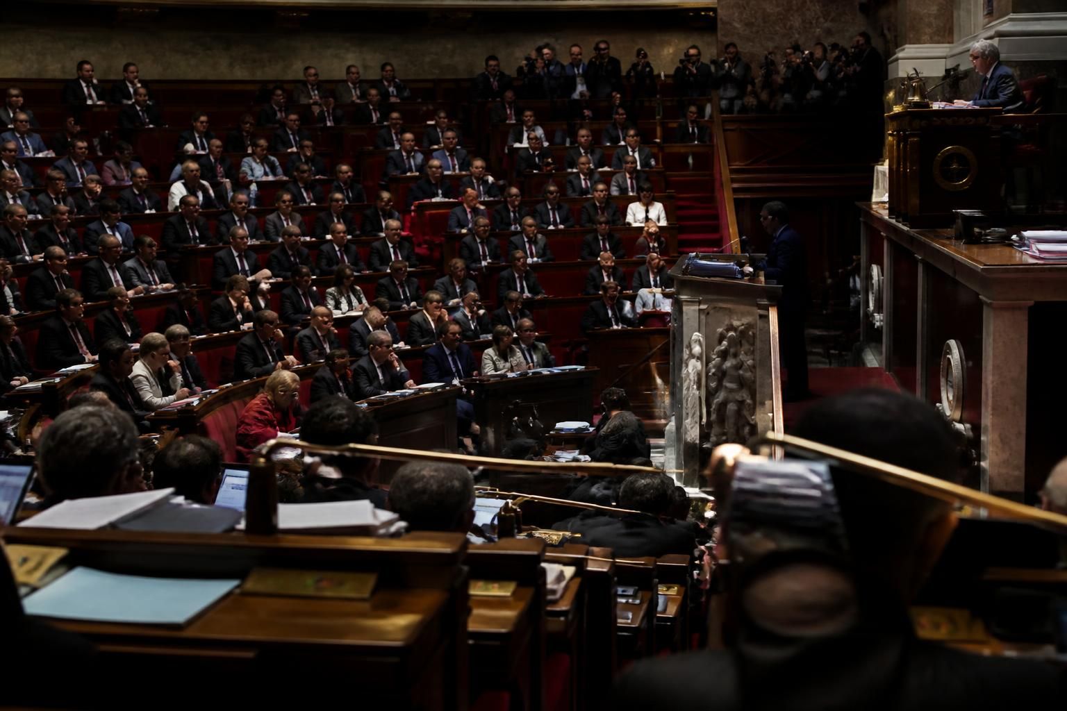découvrez les enjeux du budget 2027 alors que la gauche menace de censurer le gouvernement lecornu, mettant en lumière les tensions politiques à venir.
