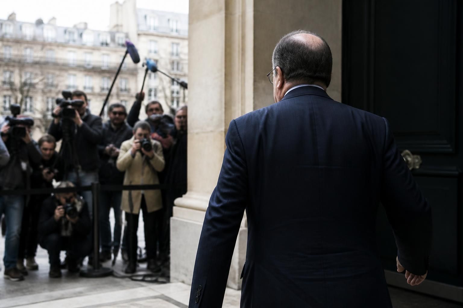 françois hollande annonce qu'il ne participera pas à la primaire de gauche pour 2027 et qu'il prendra une décision définitive sur sa candidature en décembre.